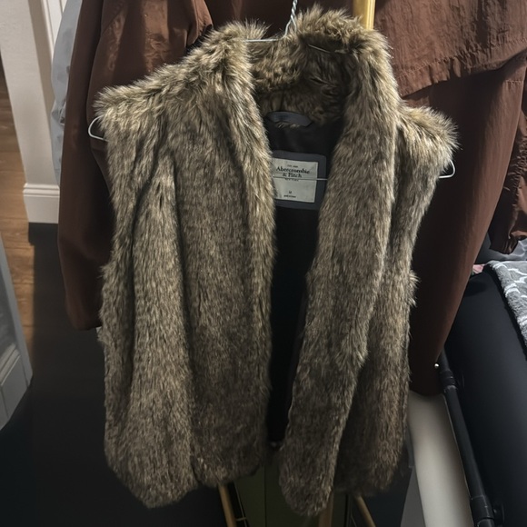 Abercrombie Finch medium faux fur vest - Picture 7 of 7